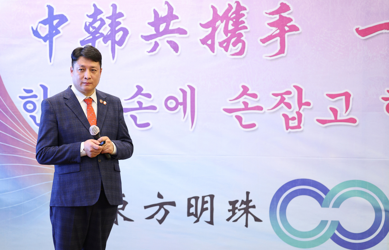 중국이 해외에서 운영하는 비밀경찰서의 국내 거점으로 지목된 서울의 한 중식당에서 왕하이쥔 대표가 '비밀경찰서 진상규명 설명회'를 하고 있다. [연합]