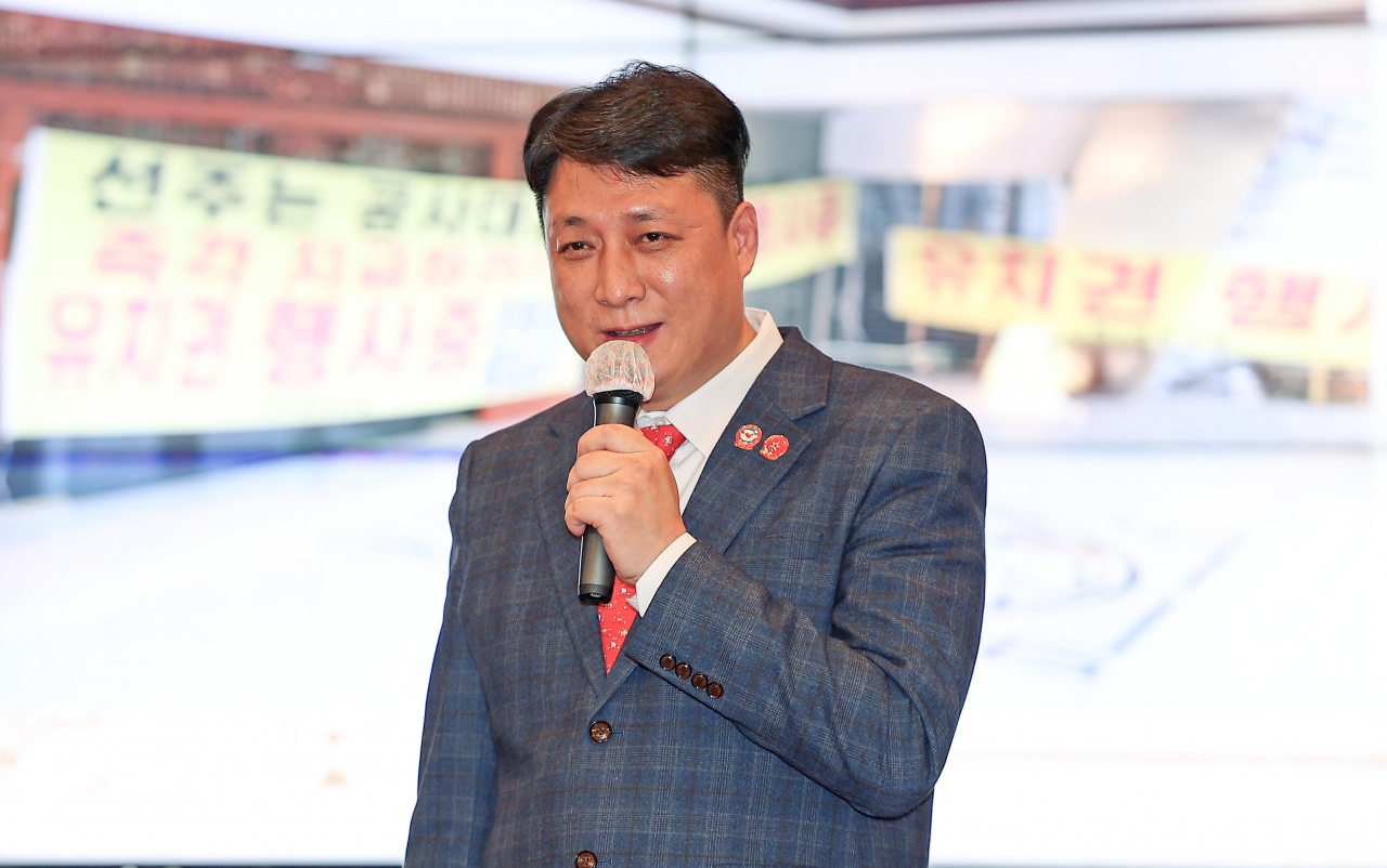 중국이 해외에서 운영하는 비밀경찰서의 국내 거점으로 지목된 서울의 한 중식당에서 왕하이쥔 대표가 '비밀경찰서 진상규명 설명회'를 하고 있다. [연합]