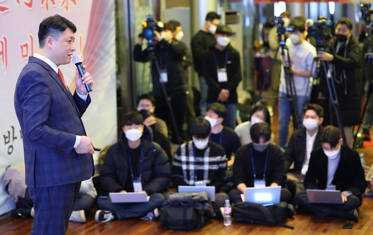 중국이 해외에서 운영하는 비밀경찰서의 국내 거점으로 지목된 서울의 한 중식당에서 왕하이쥔 대표가 '비밀경찰서 진상규명 설명회'를 하고 있다. [연합]