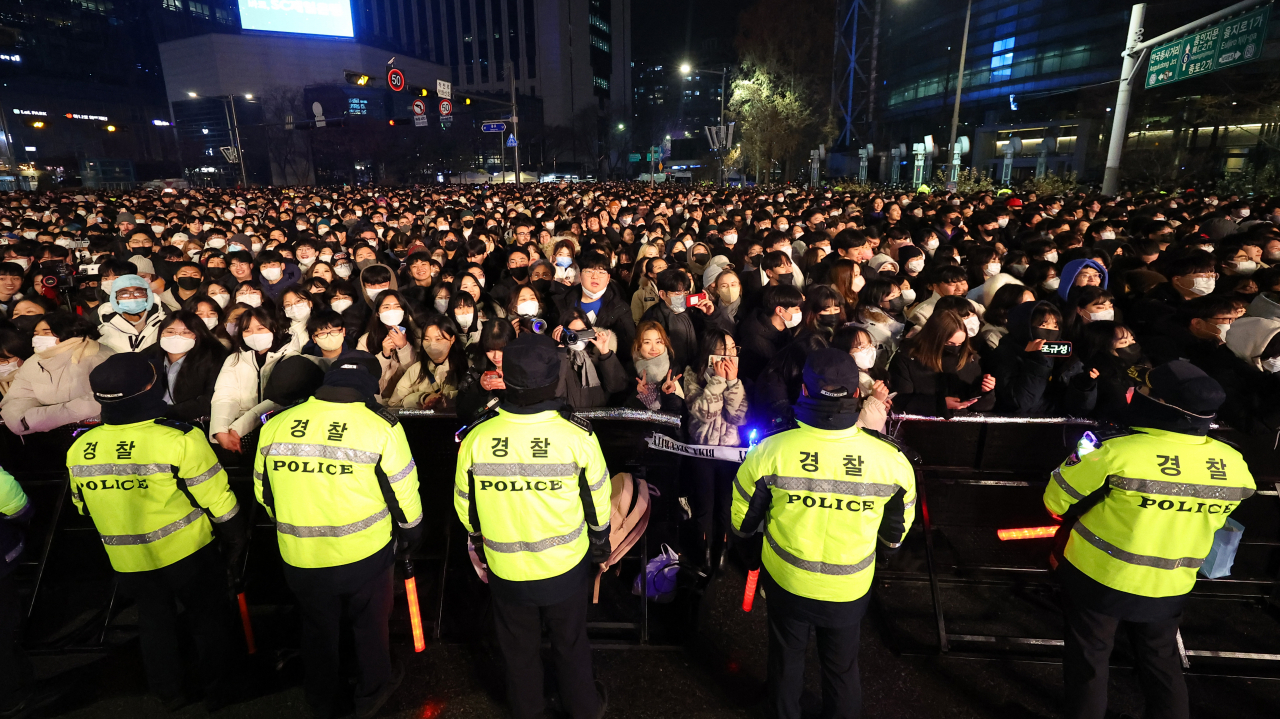 2022년의 마지막 날 제야의 종 행사가 열린 서울 종로1가 사거리에서 경찰 관계자들이 안전사고를 대비해 현장을 통제하고 있다. [연합]