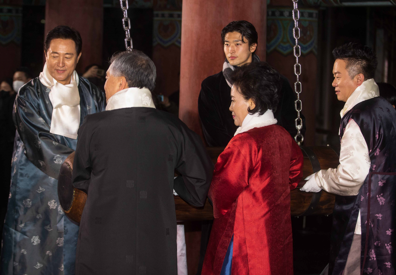 2023년 1월 1일 서울 종로구 보신각에서 오세훈 서울시장과 2022 카타르월드컵 국가대표 조규성을 비롯한 시민대표들이 제야의 종을 울리고 있다. 타종에는 폭우 때 장애물을 치우고 배수구를 뚫어 시민들을 위험에서 구한 '강남순환도로 의인' 최영진씨, 드라마 '우리들의 블루스'에서 배우 한지민의 언니 영희 역으로 출연한 정은혜 미술작가, 구숙정 대한민국 전몰군경미망인회 서울특별시 지부장, 김준경 소방장 등이 참석했다. [연합]