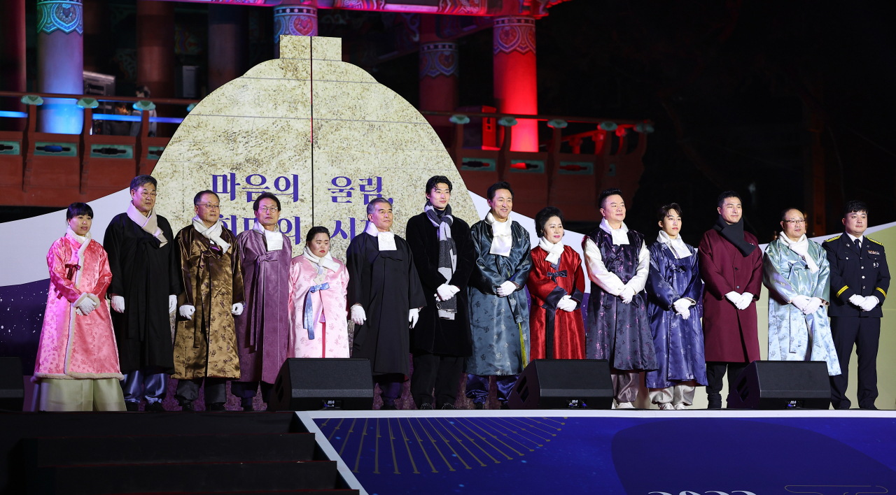 2022년의 마지막 날 제야의 종 행사가 열린 서울 보신각 앞에서 제야의 종을 울리는 시민대표들이 기념촬영을 하고 있다. [연합]
