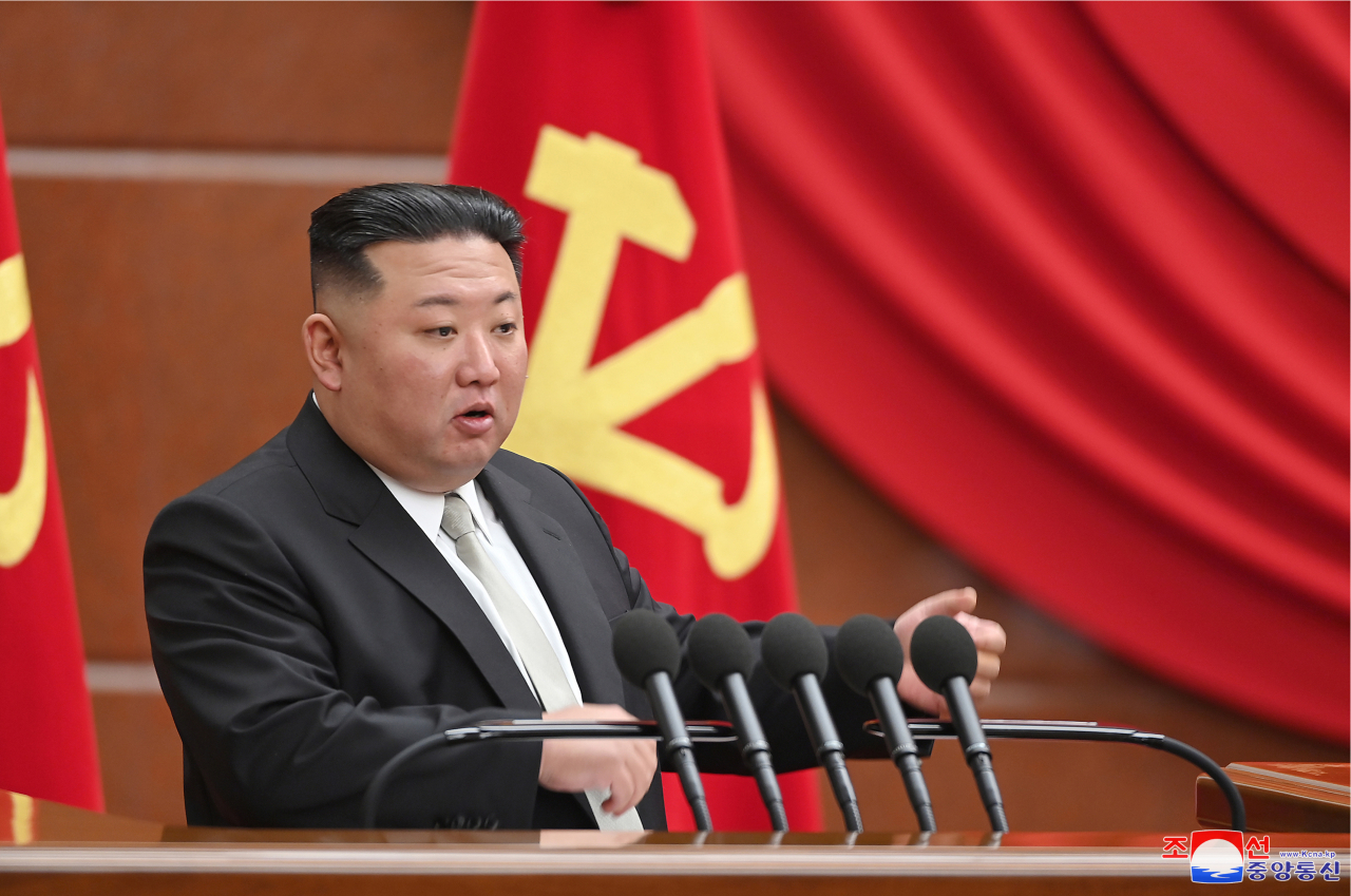북한 김정은 국무위원장이 지난해 말 열린 노동당 전원회의에서 핵탄두 보유량을 기하급수적으로 늘리겠다는 방침을 밝혔다.김 위원장은 전원회의 보고에서 "남조선괴뢰들이 의심할 바 없는 우리의 명백한 적으로 다가선 현 상황은 전술핵무기 다량 생산의 중요성과 필요성을 부각시켜주고 나라의 핵탄 보유량을 기하급수적으로 늘일 것을 요구하고 있다"고 밝혔다고 조선중앙통신이 1일 밝혔다. [연합]