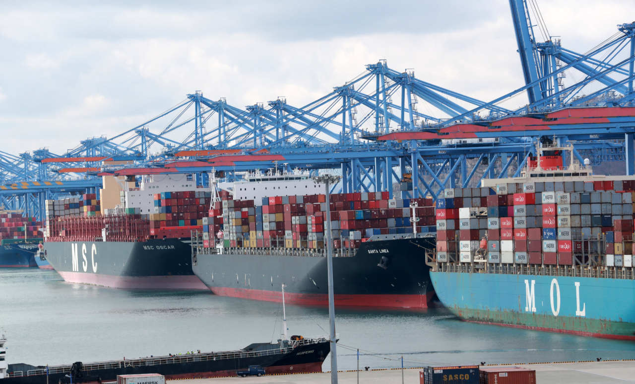 This file photo shows ships carrying containers docked at a port in South Korea's southeastern city of Busan. (Yonhap)