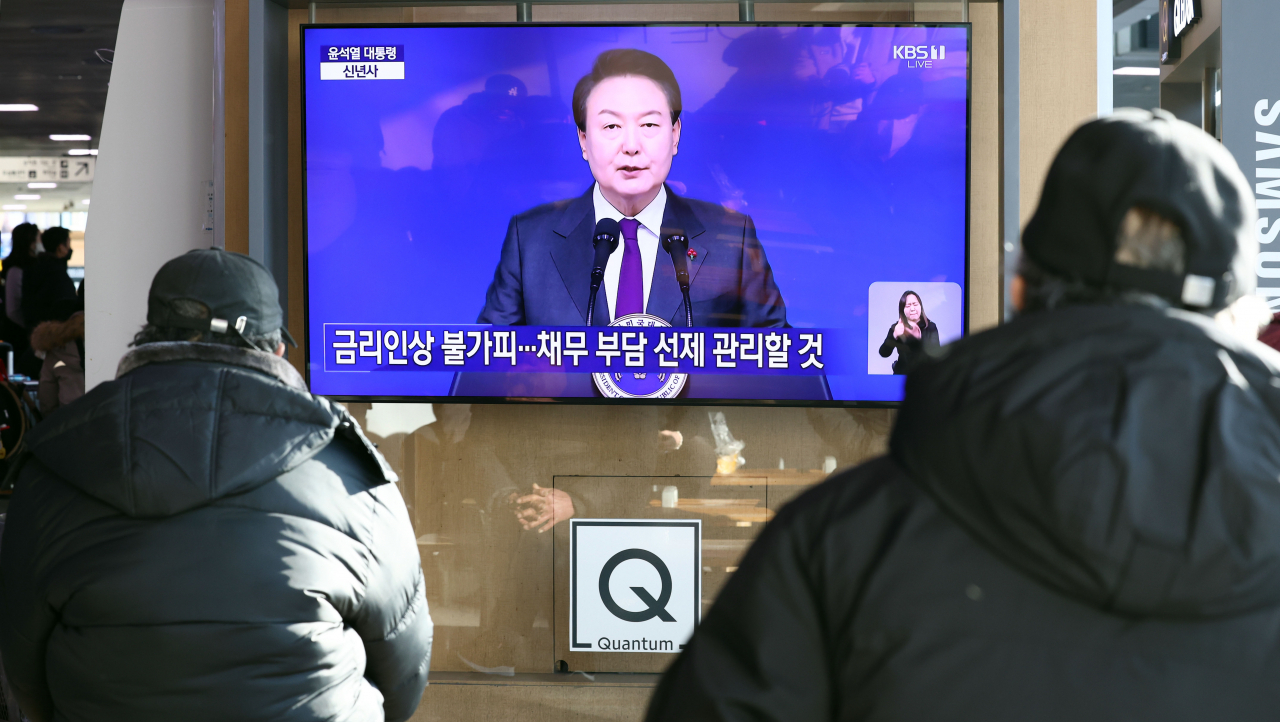 1일 오전 서울역 대합실에서 시민들이 윤석열 대통령의 2023년 신년사 방송을 시청하고 있다. [연합]