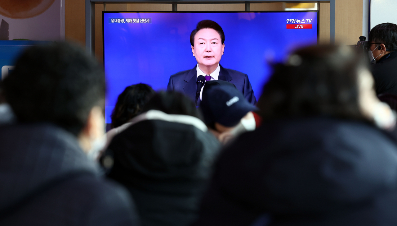 1일 오전 서울역 대합실에서 시민들이 윤석열 대통령의 2023년 신년사 방송을 시청하고 있다. [연합]