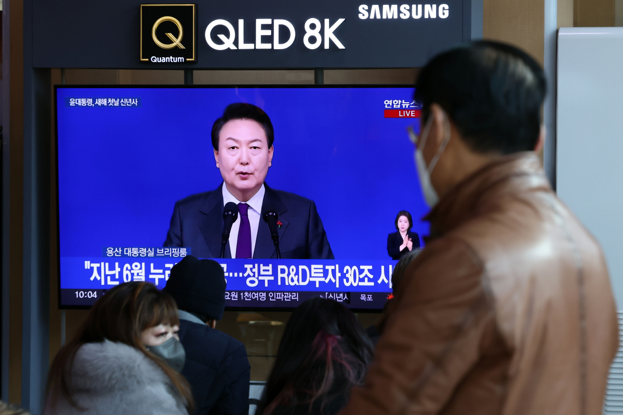 1일 오전 서울역 대합실에서 시민들이 윤석열 대통령의 2023년 신년사 방송을 시청하고 있다. 연합뉴스