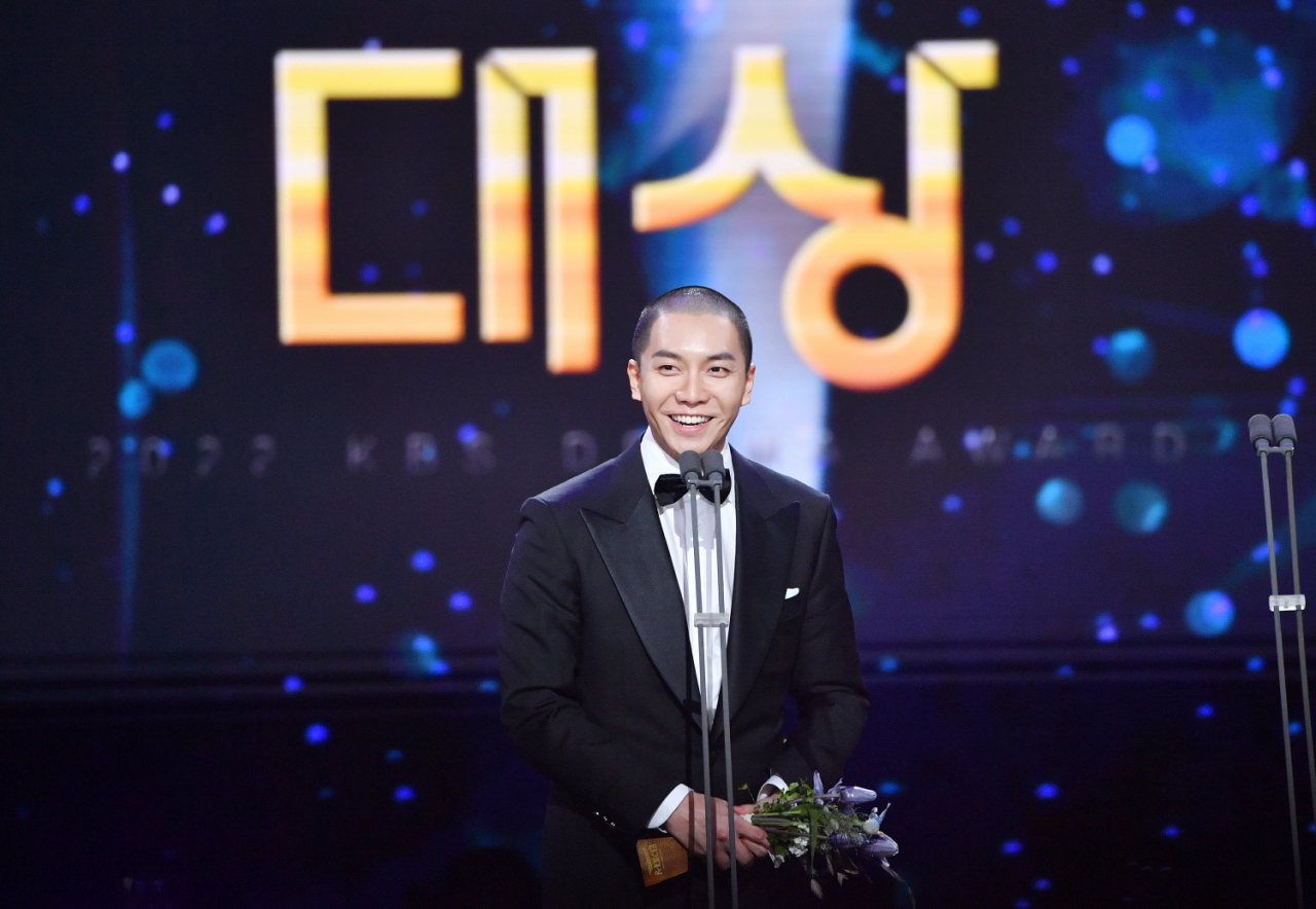 가수 겸 배우 이승기가 주상욱과 2022년 12월 31일 서울 영등포구 KBS 신관에서 열린 '2022 KBS 연기대상'에서 대상을 공동 수상했다. [연합]