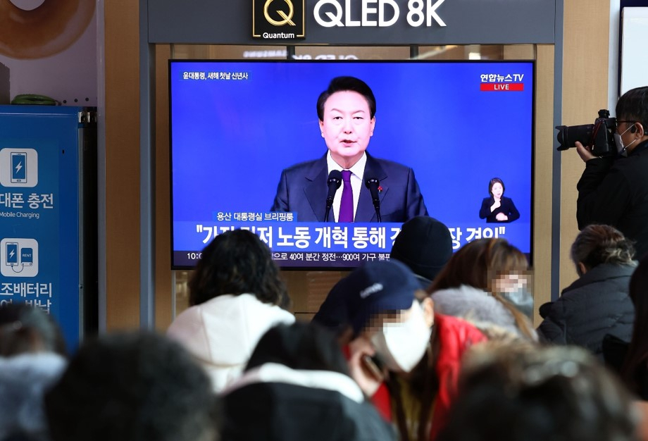 A New Year's message by President Yoon Suk-yeol is being televised at Seoul Station Sunday morning. (Yonhap)