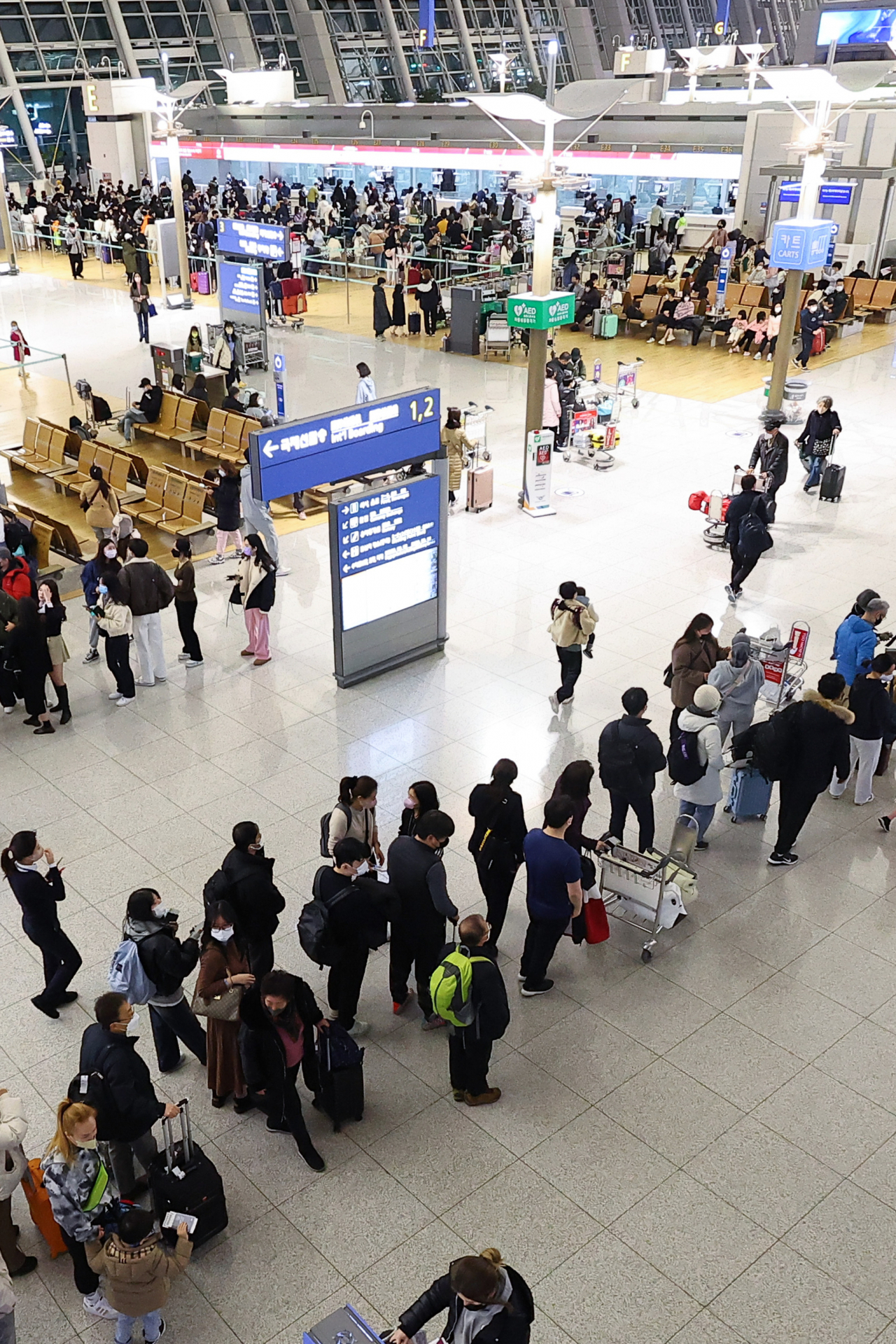 1일 오전 인천국제공항 제1터미널 출국장이 새해를 맞아 여행을 떠나는 탑승객들로 붐비고 있다. 1일 국토교통부 항공 포털 통계에 따르면 작년 1~12월 국제선 여객은 코로나 방역 완화에 따라 1000만명을 넘어섰다. [연합]