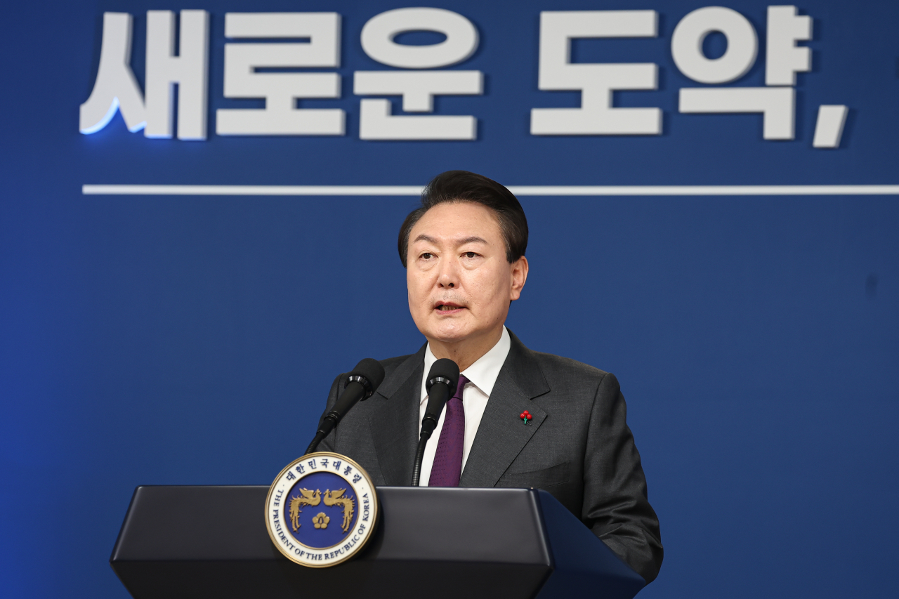 윤석열 대통령이 계묘년(癸卯年) 새해 첫날인 1일 서울 용산 대통령실 청사에서 신년사를 발표하고 있다. [연합]