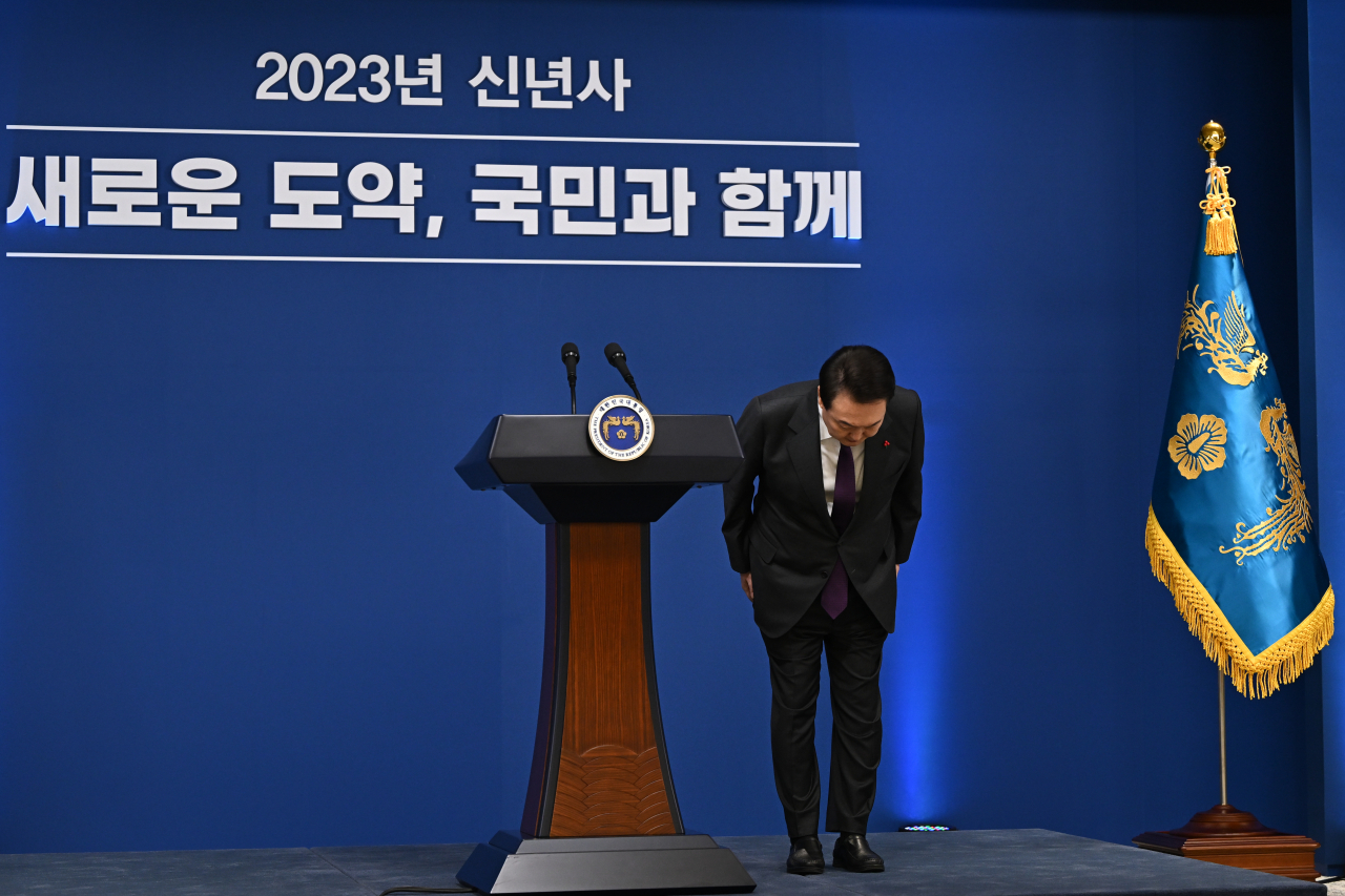 윤석열 대통령이 계묘년(癸卯年) 새해 첫날인 1일 서울 용산 대통령실 청사에서 신년사를 발표한 뒤 허리 숙여 인사하고 있다. [연합]