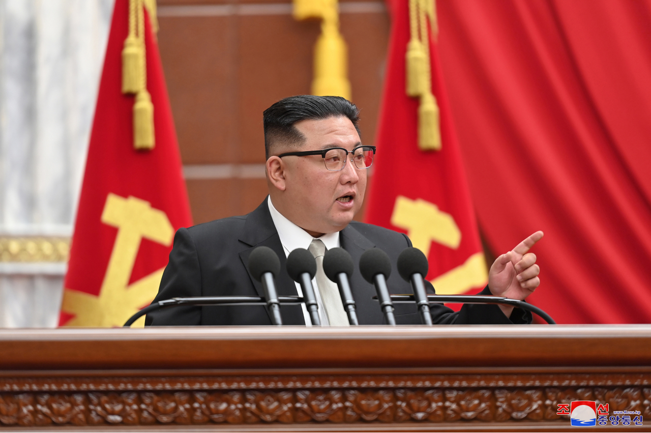 북한 김정은 국무위원장이 지난해 말 열린 노동당 전원회의에서 핵탄두 보유량을 기하급수적으로 늘리겠다는 방침을 밝혔다. [연합]
