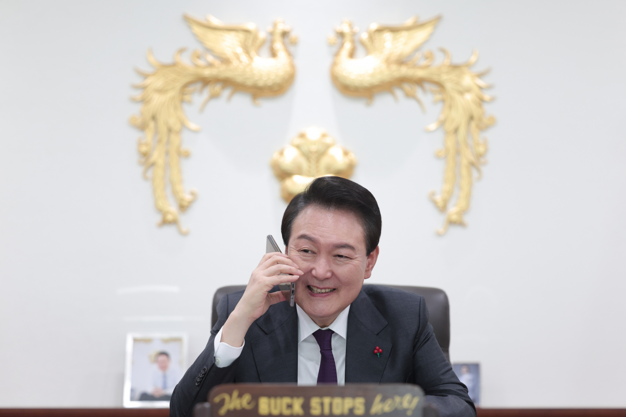 윤석열 대통령이 계묘년(癸卯年) 새해 첫날인 1일 서울 용산 대통령실 청사에서 국민들과 전화 통화를 하고 있다. [연합]