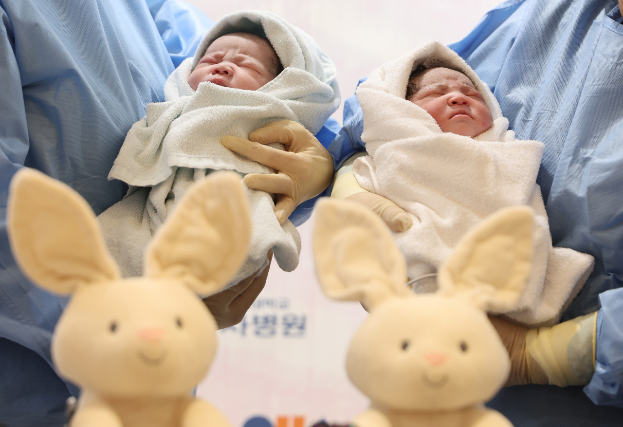 2023년 1월 1일 0시 0분 경기도 고양시 일산차병원에서 엄마 김현정씨와 아빠 장동규씨 사이에서 쌍둥이 여아 짱순이(태명)와 남아 짱짱이(태명)가 엄마 손은서씨와 아빠 김정섭씨 사이에서 여아 복동이(태명)가 태어났다. 사진은 친할머니 정윤자씨가 짱짱이를, 외할머니 문상순씨가 짱순이를 안고 있는 모습. [연합]