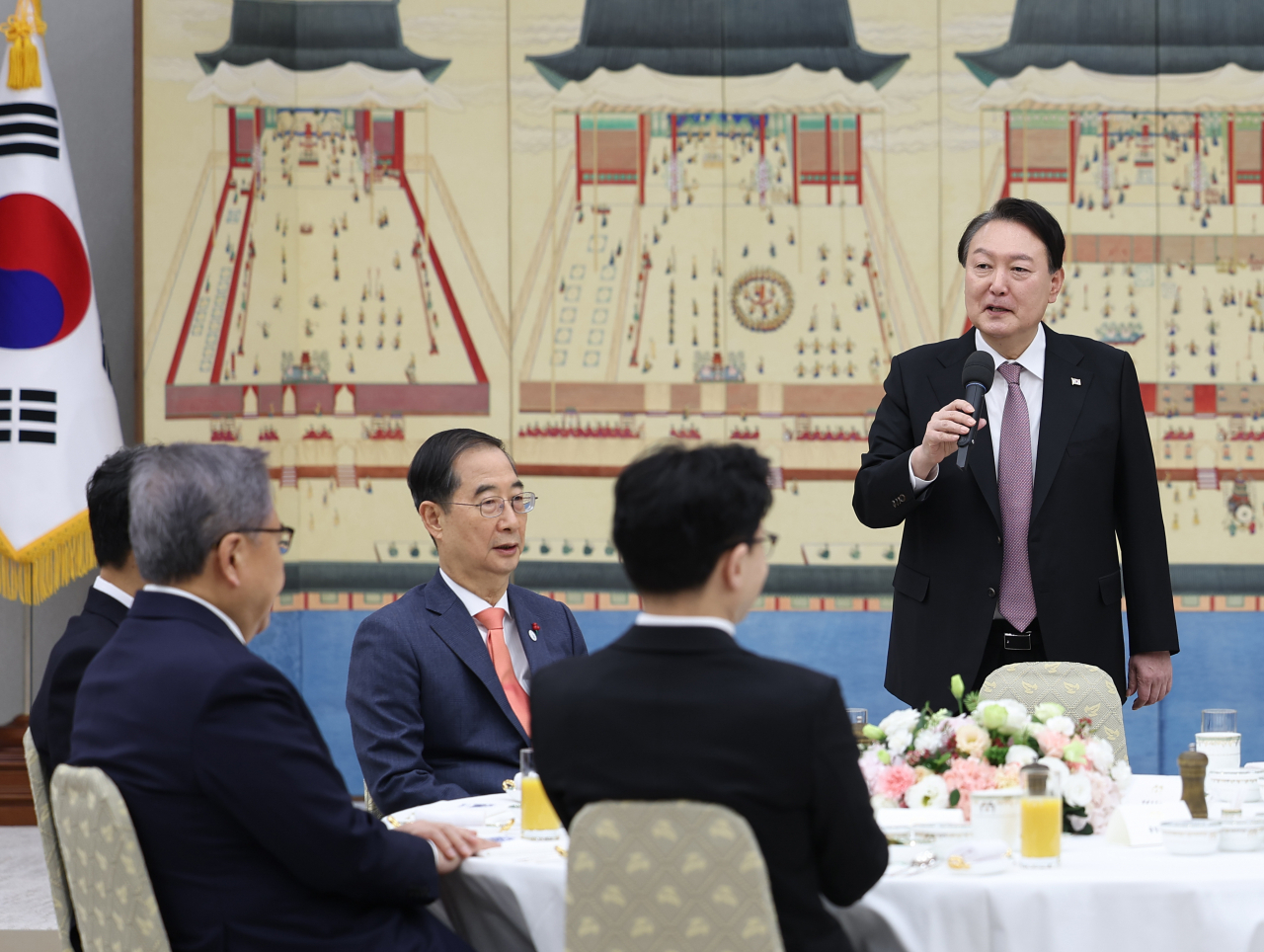윤석열 대통령이 새해 첫날인 1일 서울 용산 대통령실 청사에서 국무위원들과 떡국으로 조찬을 함께 한 자리에서 발언하고 있다. [연합]