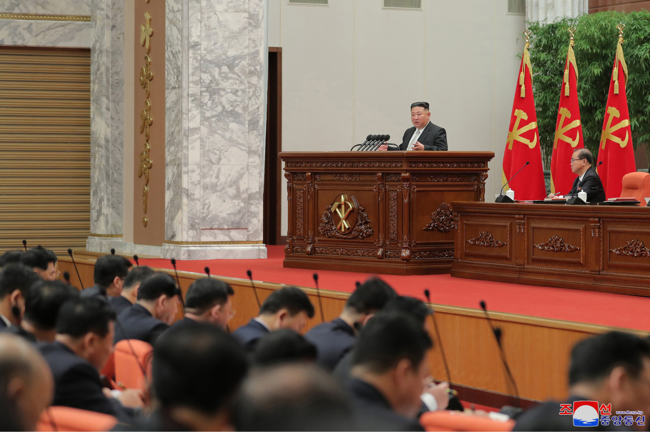 북한 김정은 국무위원장이 지난해 말 열린 노동당 전원회의에서 핵탄두 보유량을 기하급수적으로 늘리겠다는 방침을 밝혔다.[연합]