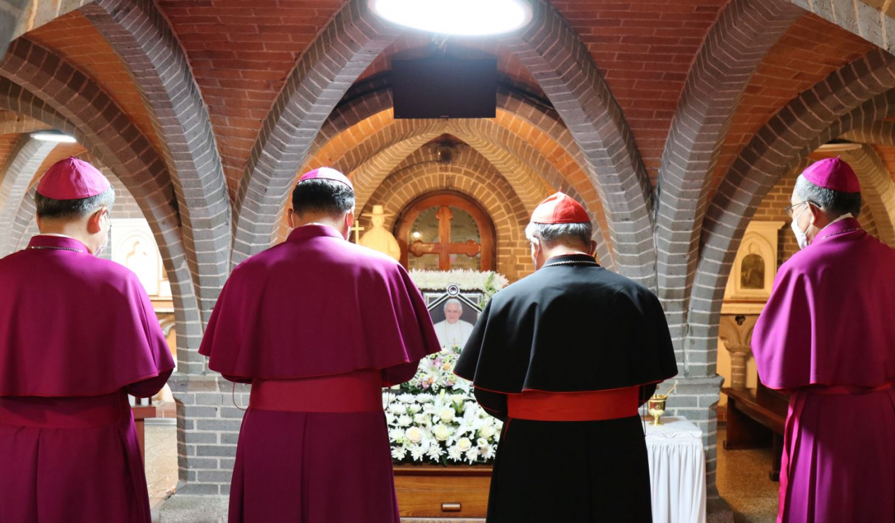 Archbishop of Seoul Peter Chung Soon-taick (second from left), Cardinal Andrew Yeom Soo-jung (third from left), Bishop Benedictus Son Hee-song (far left) and Bishop Job Koo Yo-bi stand in front of a portrait of former Pope Benedict XVI on Sunday. (Catholic Archdiocese of Seoul)