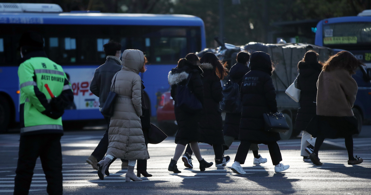 화요일인 3일은 전국이 대체로 맑겠으며, 서울 아침 최저 기온이 영하 9도, 강원 철원은 영하 18도까지 떨어지는 강추위가 이어진다. [연합]