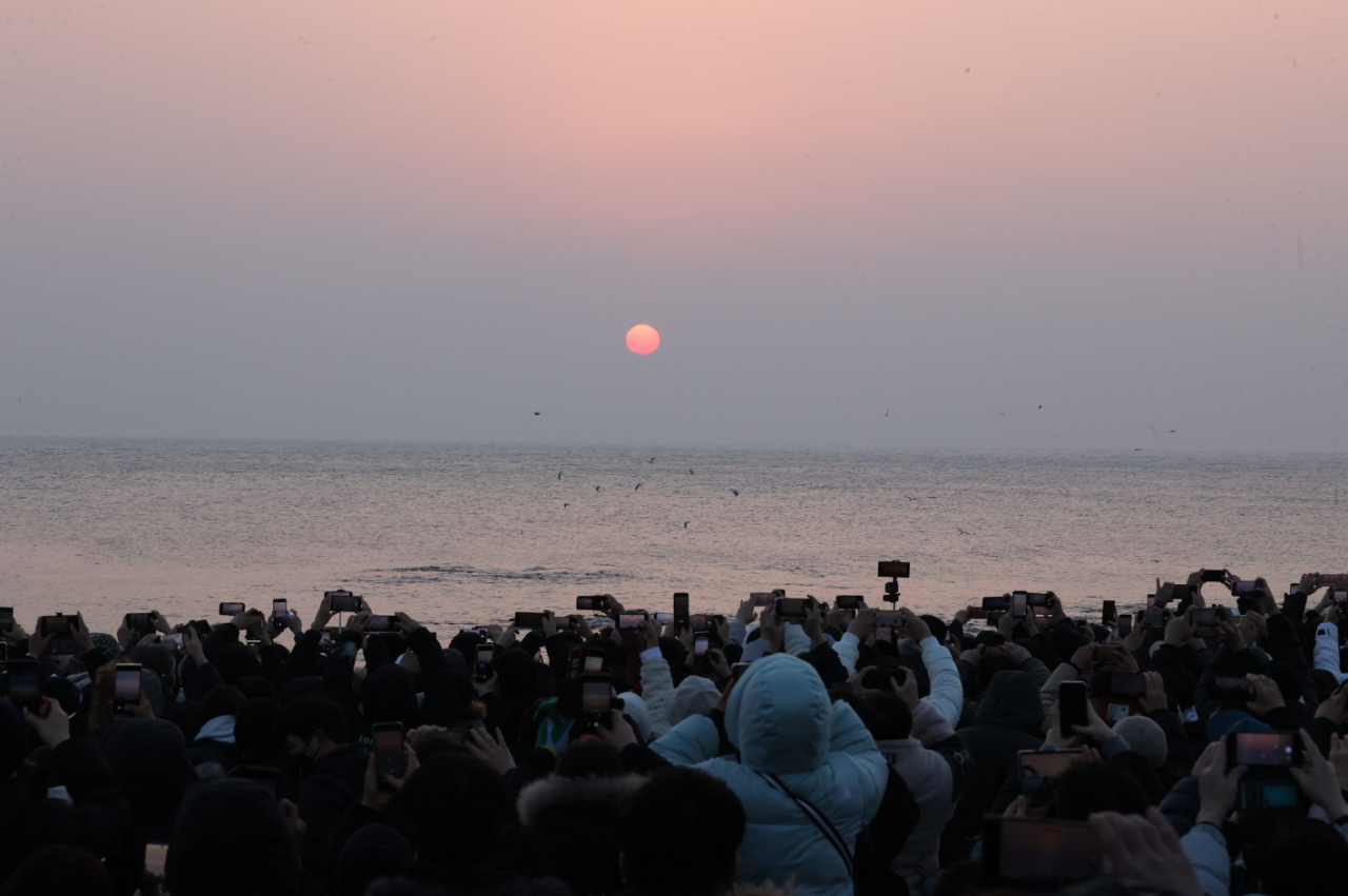 포항 호미곶 해맞이광장에 모인 해맞이 방문객들이 2023년 첫 일출을 보고 있다.[포항시 제공]