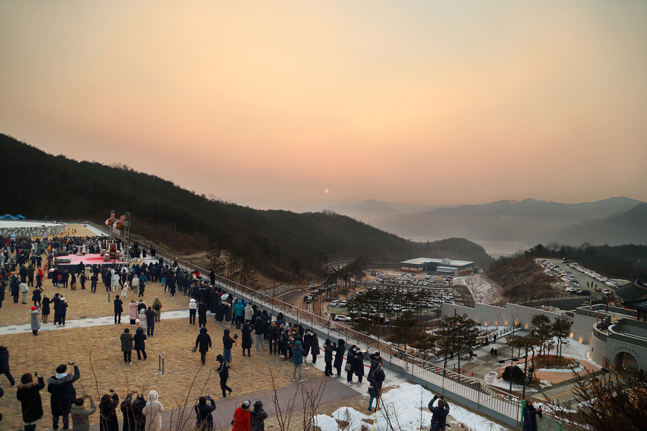 안동국제컨벤션센터에 모인 해맞이 방문객들이 새해 첫 일출을 보고 있다.[안동시 제공]