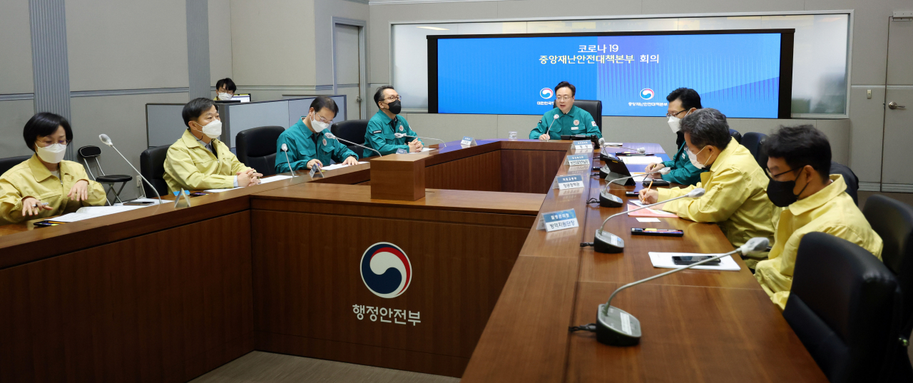 조규홍 중앙재난안전대책본부 1차장(보건복지부 장관)이 1일 오후 정부서울청사 중앙재난안전대책본부 서울상황센터에서 코로나19 중대본 회의를 주재하고 있다. [연합]