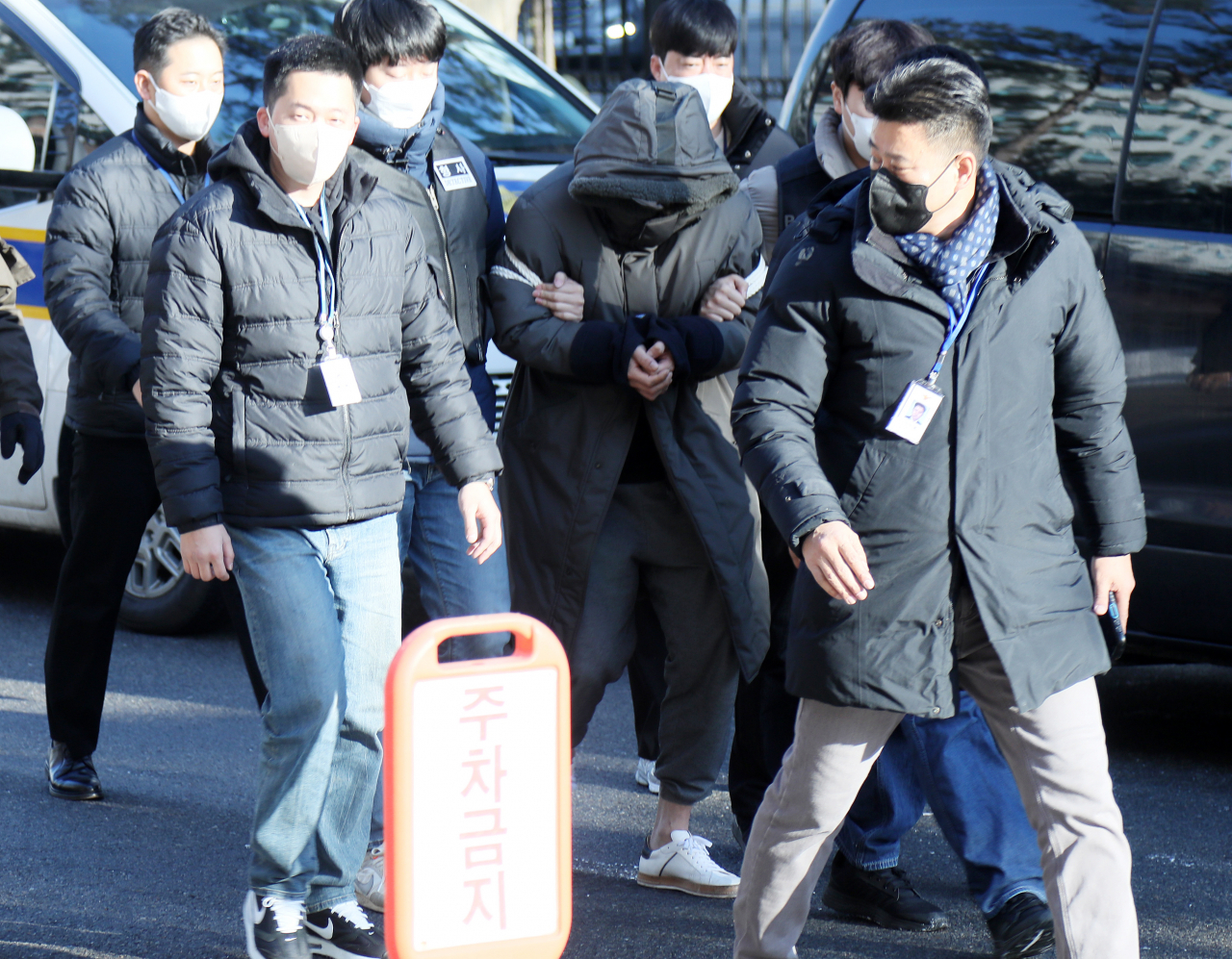 택시 기사를 살해한 혐의로 붙잡힌 A(32)씨가 28일 영장실질심사를 위해 경기도 고양 의정부지법 고양지원으로 들어가고 있다. [연합]