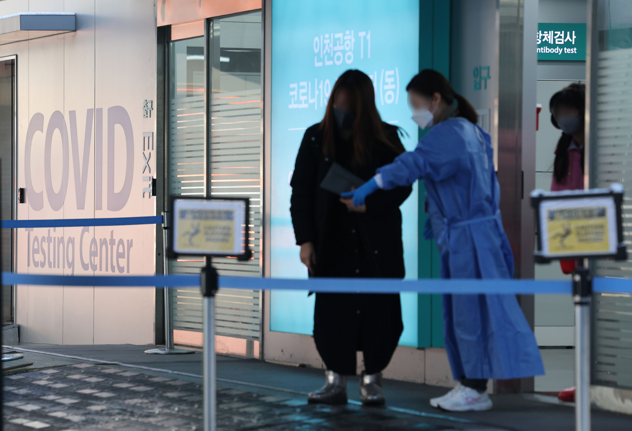 지난달 30일 오전 인천국제공항 제1터미널 코로나19 선별진료소앞을 한 여행객이 지나고 있다. [연합]