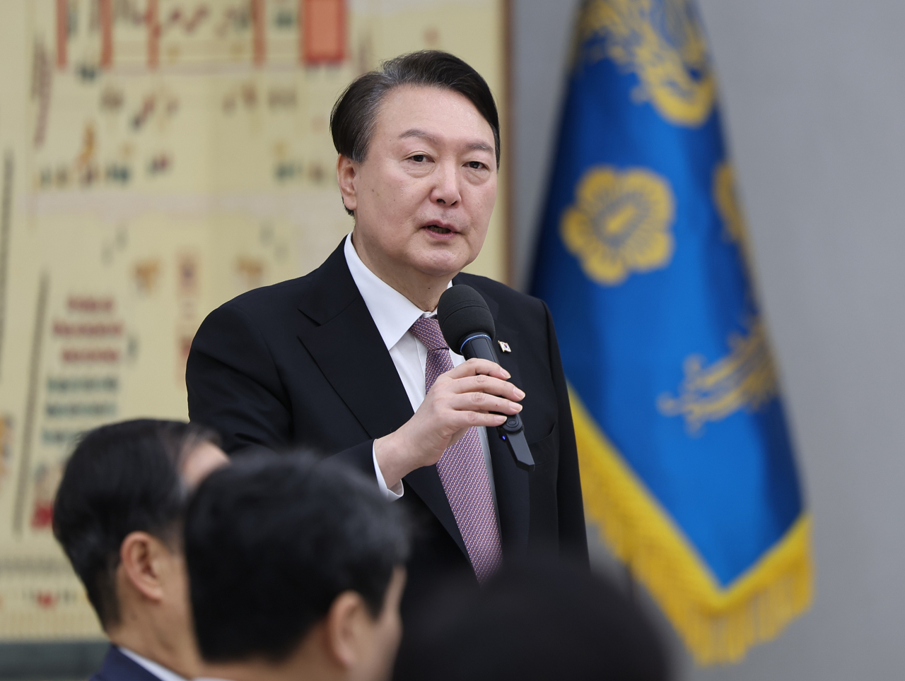 윤석열 대통령이 새해 첫날인 지난 1일 서울 용산 대통령실 청사에서 국무위원들과 떡국으로 조찬을 함께 한 자리에서 발언하고 있다. [연합]