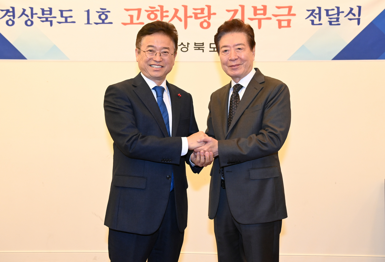 배우 이정길(오른쪽)이 이철우 경북지사에게 고향사랑기부금을 전달하고 있다.[경북도 제공]