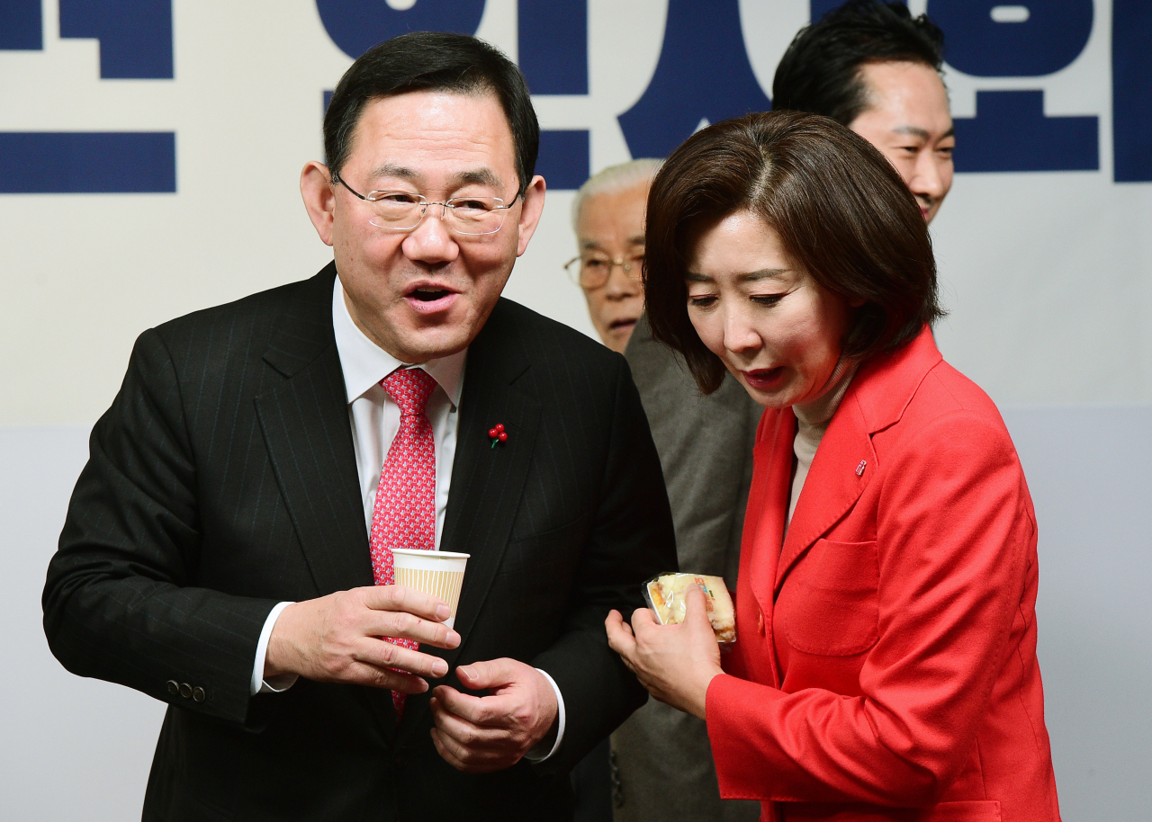 주호영 국민의힘 원내대표와 나경원 전 의원이 1일 오전 서울 여의도 중앙당사에서 열린 2023 국민의힘 신년인사회에서 대화하고 있다. [연합]