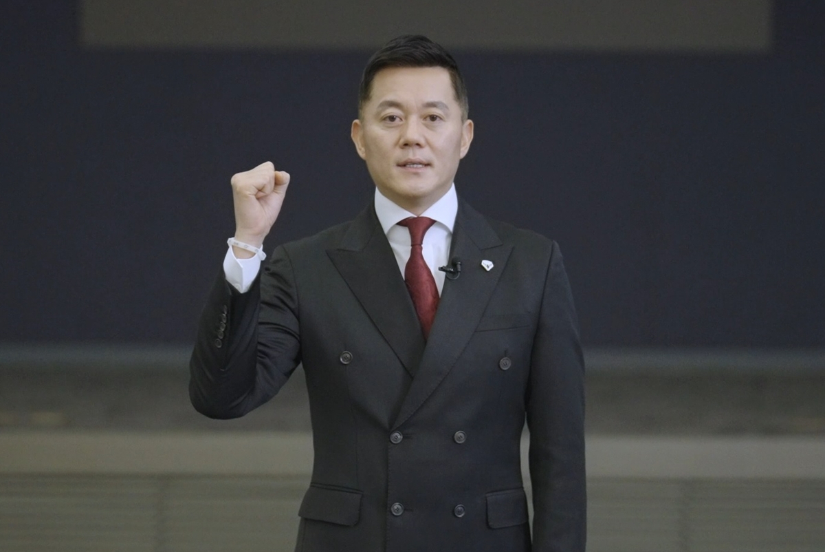 2일 오전 온라인으로 진행된 코오롱그룹 시무식에서 2022년 최우수 사원으로 선정된 코오롱모빌리티 최재준 부장이 신년사를 낭독하고 있다. [코오롱그룹 제공]