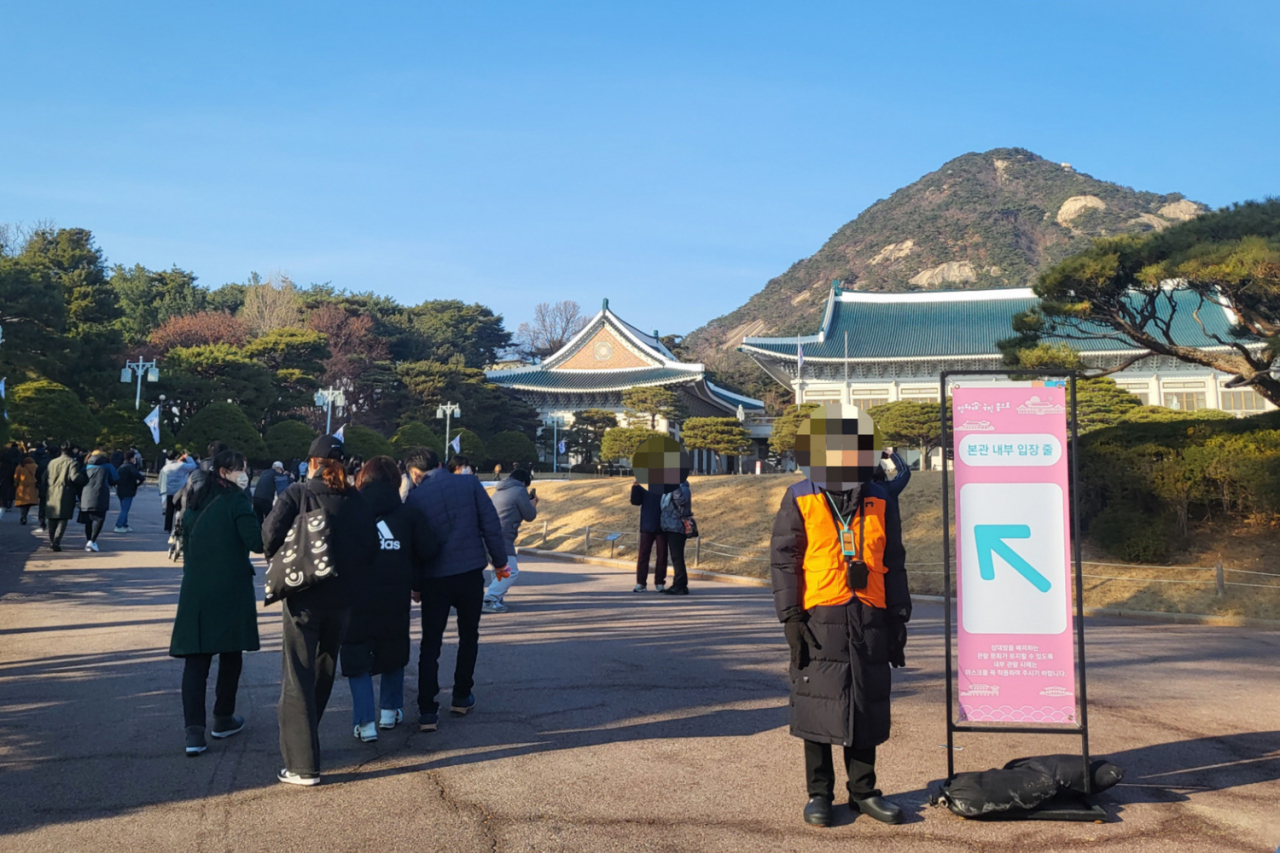 지난 1일 찾은 청와대. 관람객들이 입장을 위해 줄을 서고 있다. [박지영 기자]