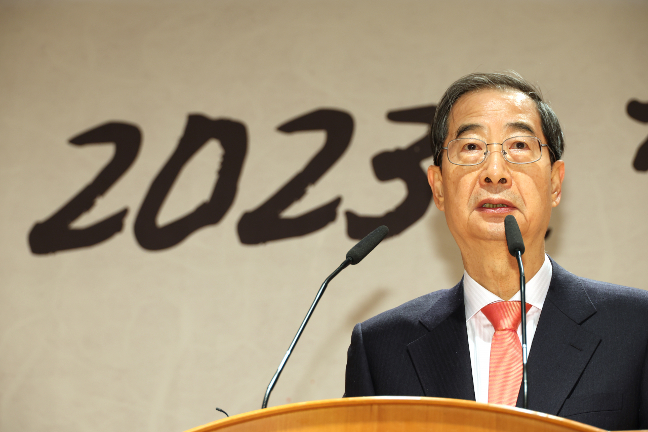 한덕수 국무총리가 2일 정부서울청사에서 열린 2023년 정부 시무식에서 인사말을 하고 있다. [