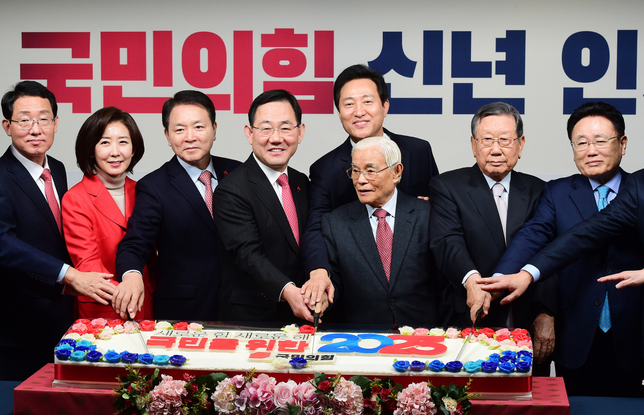 1일 오전 서울 여의도 중앙당사에서 열린 2023 국민의힘 신년인사회에서 주호영 원내대표, 오세훈 서울시장, 목요상, 유흥수, 유준상 상임고문과 당직자들이 떡케이크를 자르고 있다. [연합]