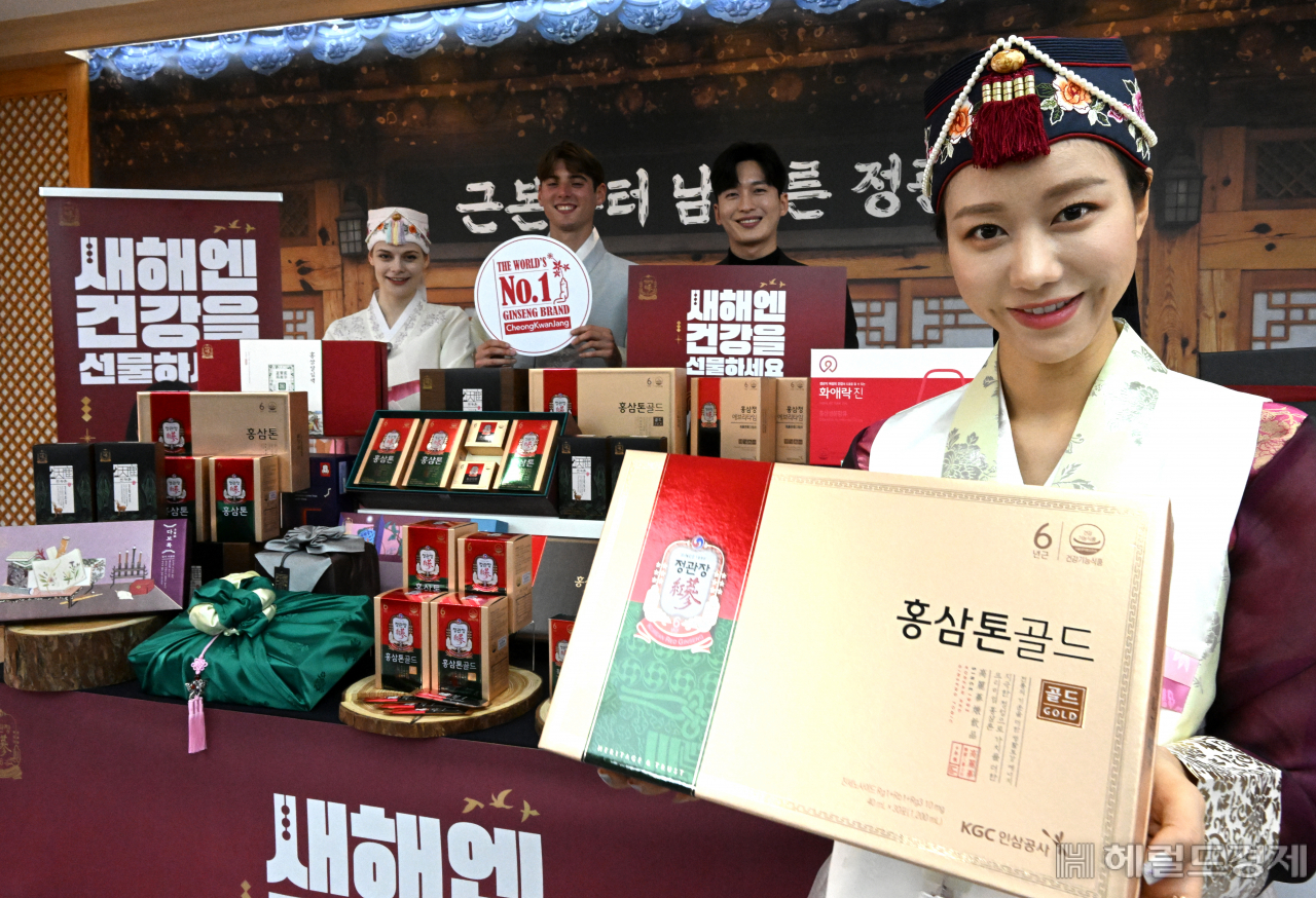 2일 서울 중구 한국의 집에서 KGC인삼공사가 계묘년 새해를 맞아 사진행사를 진행한 가운데 모델들이 정관장 제품을 선보이고 있다. 임세준 기자