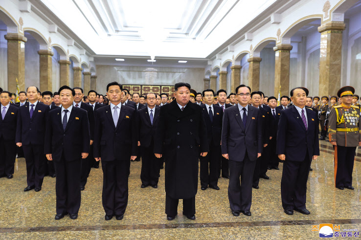 김정은 북한 국무위원장이 2023년 새해를 맞아 1일 김일성 주석과 김정일 국방위원장의 시신이 안치된 금수산태양궁전을 참배했다고 조선중앙통신이 2일 보도했다. 김 위원장의 참배에는 노동당 중앙위원회 상무위원들인 김덕훈 내각 총리, 조용원 당 조직 비서, 최룡해 최고인민회의 상임위원장, 리병철 당 중앙군사위 부위원장 등이 수행했다. [연합]