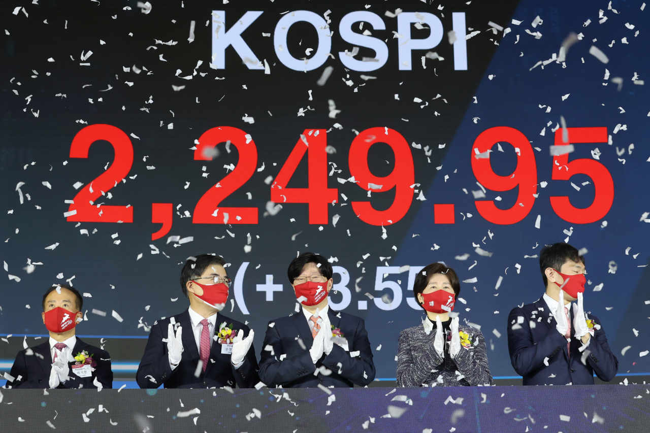2일 오전 서울 여의도 한국거래소에서 열린 2023 신년하례식 및 증권·파생상품시장 개장식에서 참석자들이 개장신호식을 하고 있다. 왼쪽부터 이기헌 상장회사협의회 부회장, 손병두 한국거래소 이사장, 김소영 금융위원회 부위원장, 백혜련 국회 정무위원회 위원장, 이복현 금융감독원장. [연합]