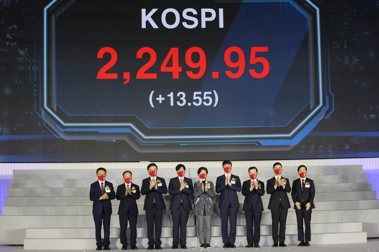 2일 오전 서울 여의도 한국거래소에서 열린 2023 신년하례식 및 증권·파생상품시장 개장식에서 참석자들이 개장신호식을 하고 있다. 왼쪽부터 김환식 코넥스협회장, 이기헌 상장회사협의회 부회장, 손병두 한국거래소 이사장, 김소영 금융위원회 부위원장, 백혜련 국회 정무위원회 위원장, 이복현 금융감독원장, 서유석 금융투자협회장, 장경호 코스닥협회장, 유남규 한국거래소탁구단 감독. [연합]