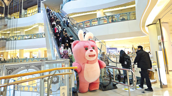CU가 계묘년을 맞아 내놓은 토끼 상품 시리즈(위쪽)와 벨리토끼로 변신한 벨리곰. [BGF리테일·롯데홈쇼핑 제공]