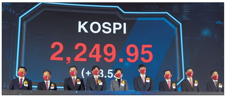 2일 오전 서울 여의도 한국거래소에서 열린 2023 신년하례식 및 증권·파생상품시장 개장식에서 참석자들이 개장신호식을 하고 있다. 왼쪽부터 김환식 코넥스협회장, 이기헌 상장회사협의회 부회장, 손병두 한국거래소 이사장, 김소영 금융위원회 부위원장, 백혜련 국회 정무위원회 위원장, 이복현 금융감독원장, 서유석 금융투자협회장, 장경호 코스닥협회장, 유남규 한국거래소탁구단 감독. [연합]