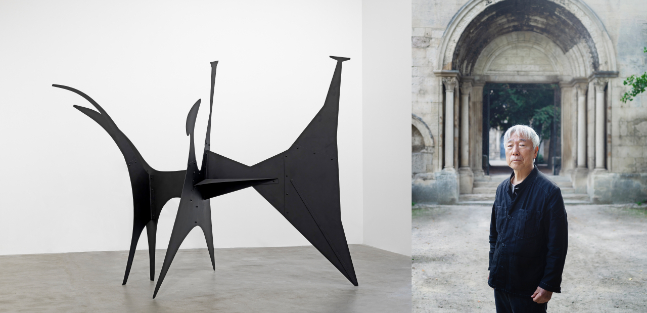 왼쪽 사진 , 알렉산더 칼더(1898-1976)〈Black Beast〉1940, Sheet metal, bolts, and paint, 261.6 x 414 x 199.4 cmImage courtesy of Calder Foundation, New York / Art Resource, NewYorkc 2021 Calder Foundation, New York / Artists Rights Society (ARS),New York / SACK, Seoul, 사진: Ken Adlard &copy; Calder Foundation, New York. 오른쪽 사진, 이우환 작가. 사진 Claire Dorn, Courtesy of Studio Lee Ufan [국제갤러리 제공]