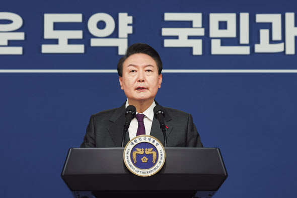윤석열 대통령이 계묘년(癸卯年) 새해 첫날인 1일 서울 용산 대통령실 청사에서 신년사를 발표하고 있다. [연합]