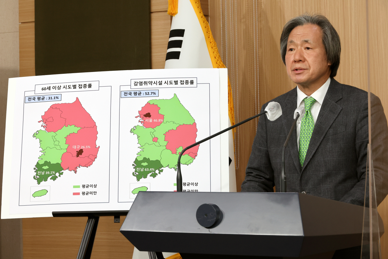 정기석 코로나19 특별대응단장 겸 국가 감염병 위기 대응 자문위원장이 2일 정부서울청사 브리핑실에서 개량 백신 효과와 부작용에 대해 브리핑을 하고 있다. [연합]
