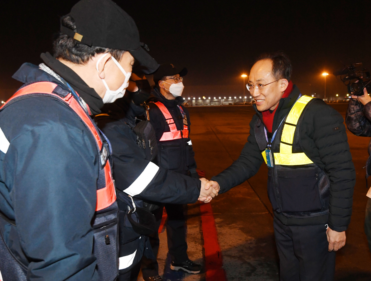 추경호 경제부총리 부총리 겸 기획재정부 장관이 지난 1일 인천공항 대한항공 제1화물터미널을 방문, 2023년 새해 첫 출항하는 국적화물기의 반도체 관련 수출화물 선적 직업장에서 근로자들을 격려하고 있다. [연합]