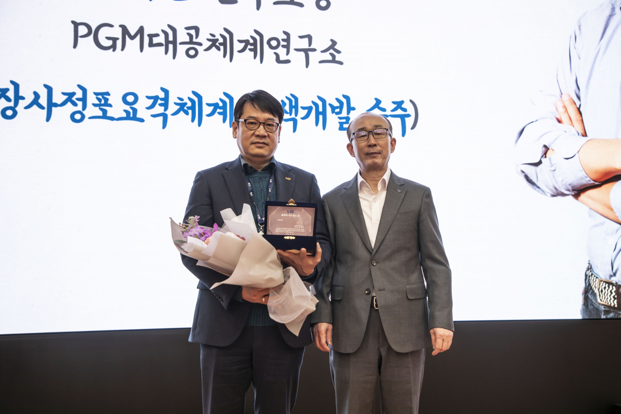 김지찬(오른쪽) LIG넥스원 대표이사가 2일 판교R&D(연구개발)센터에서 ‘올해의 넥스원인상’ 개인부문을 수상한 PGM 대공체계연구소 김대준 소장(왼쪽)과 기념촬영을 하고 있다. [LIG넥스원 제공]