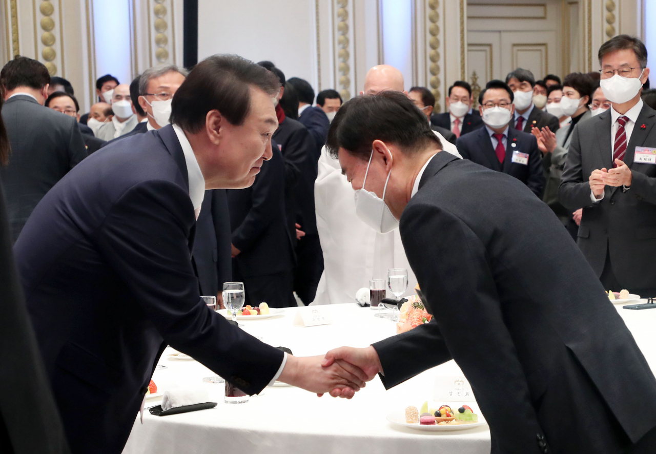 윤석열 대통령이 2일 청와대 영빈관에서 열린 '2023년 신년인사회'에 입장하며 김진표 국회의장과 악수하고 있다. [연합]
