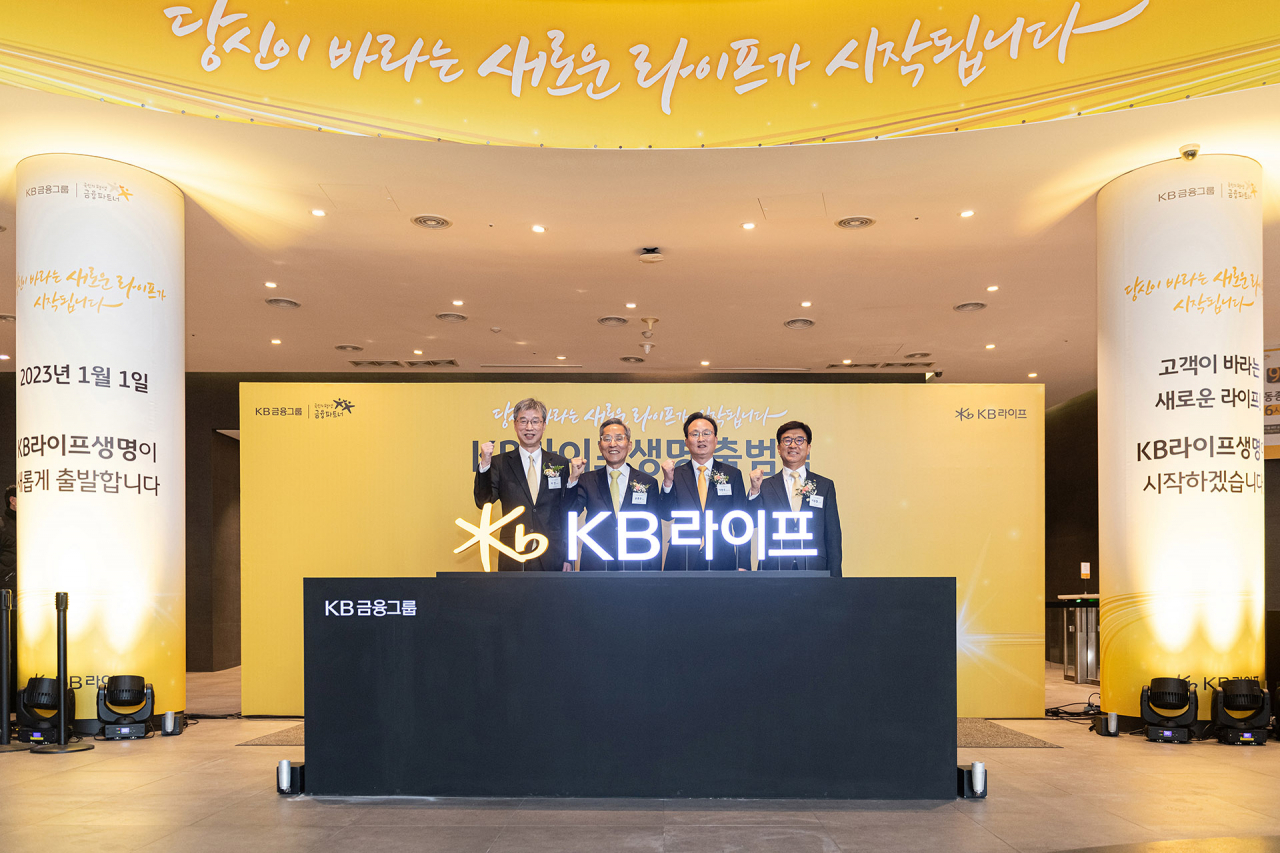 KB라이프생명은 지난 2일 서울 강남구 역삼동 KB라이프타워 로비에서 ‘KB라이프생명’ CI 선포식을 진행했다. 사진은 윤종규(왼쪽 두번째) KB금융그룹 회장, 허인(왼쪽 첫번째) KB 금융지주 부회장, 이동철(오른쪽 첫번째) KB금융지주 부회장, 이환주(오른쪽 두번째) KB라이프생명 대표이사 사장이 기념사진을 촬영하는 모습. [KB라이프생명 제공]