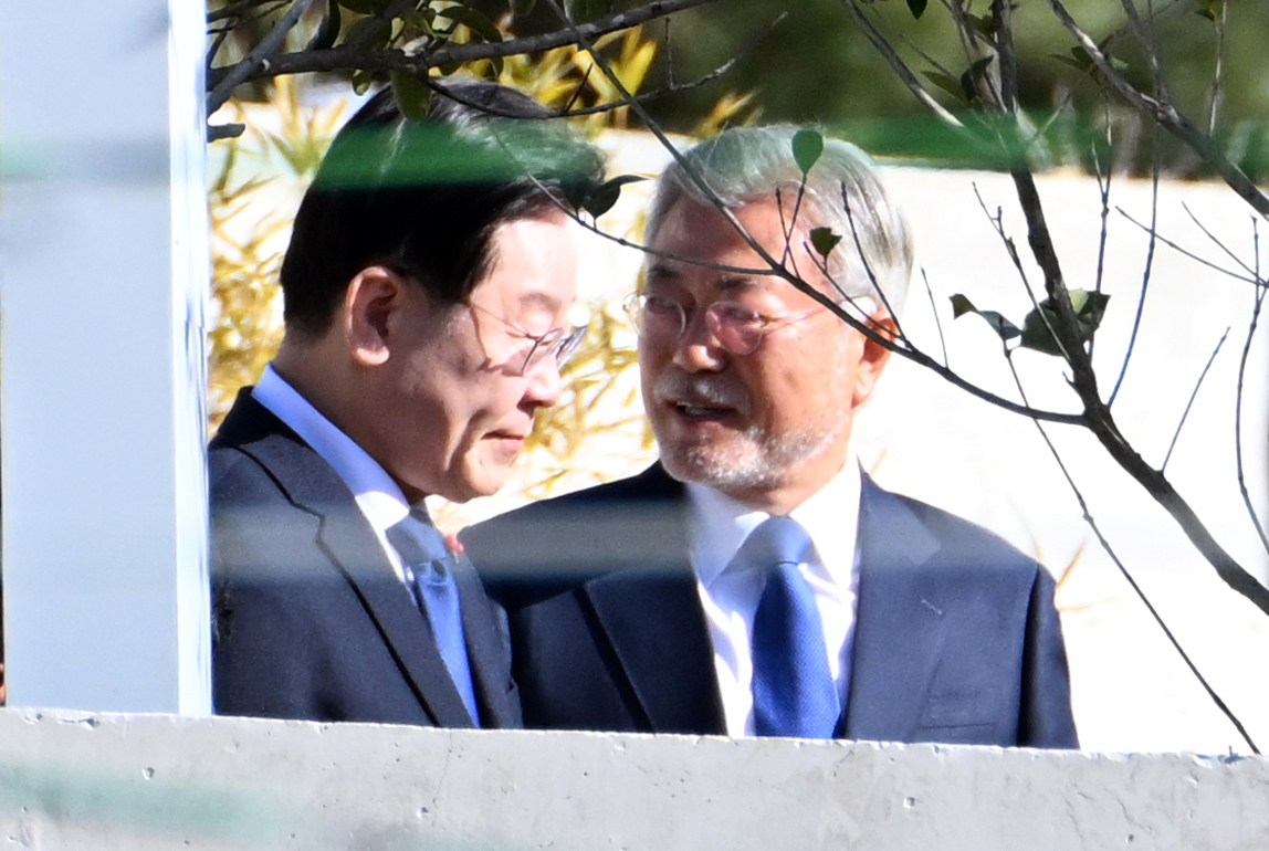문재인(오른쪽) 전 대통령과 이재명 더불어민주당 대표. 사진은 지난해 1월 경남 양산시 하북면 평산마을 문 전 대통령 사저에서 단체 사진 촬영에 앞서 대화하는 모습. [연합]