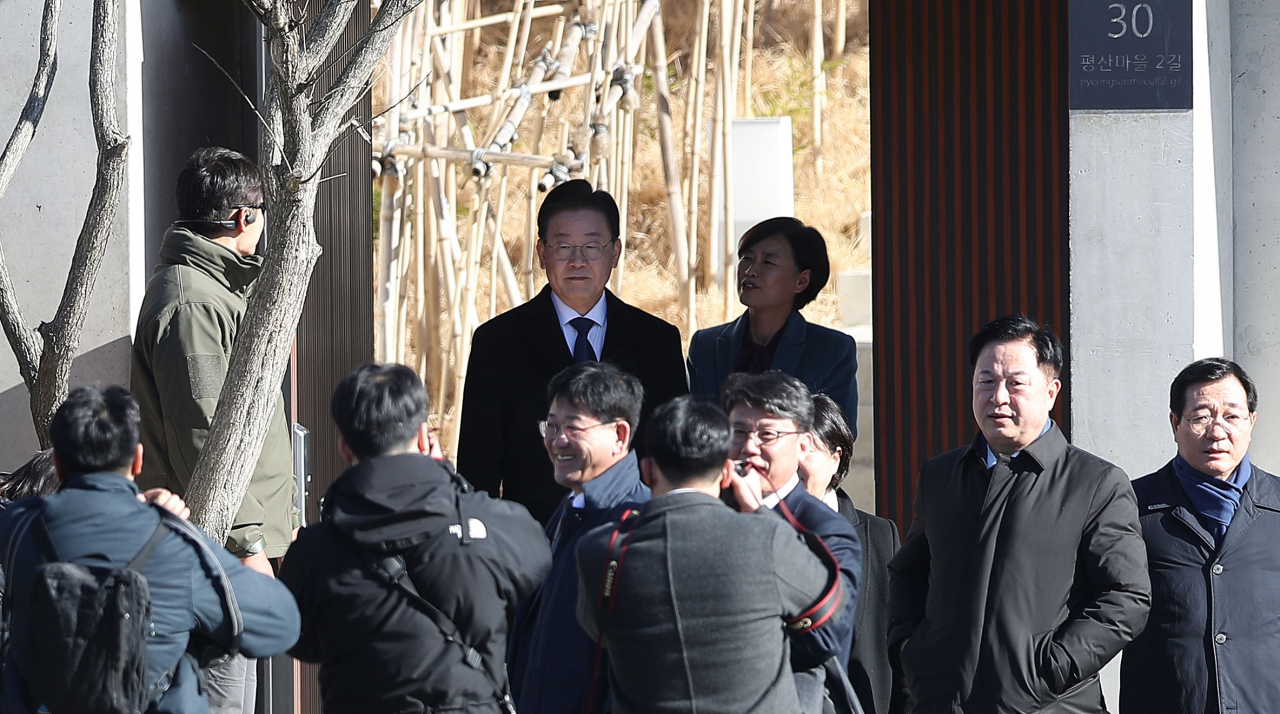 이재명 더불어민주당 대표 등이 2일 경남 양산시 하북면 평산마을 문 전 대통령 사저에서 문 전 대통령 예방을 마친 후 걸어 나오고 있다. [연합]